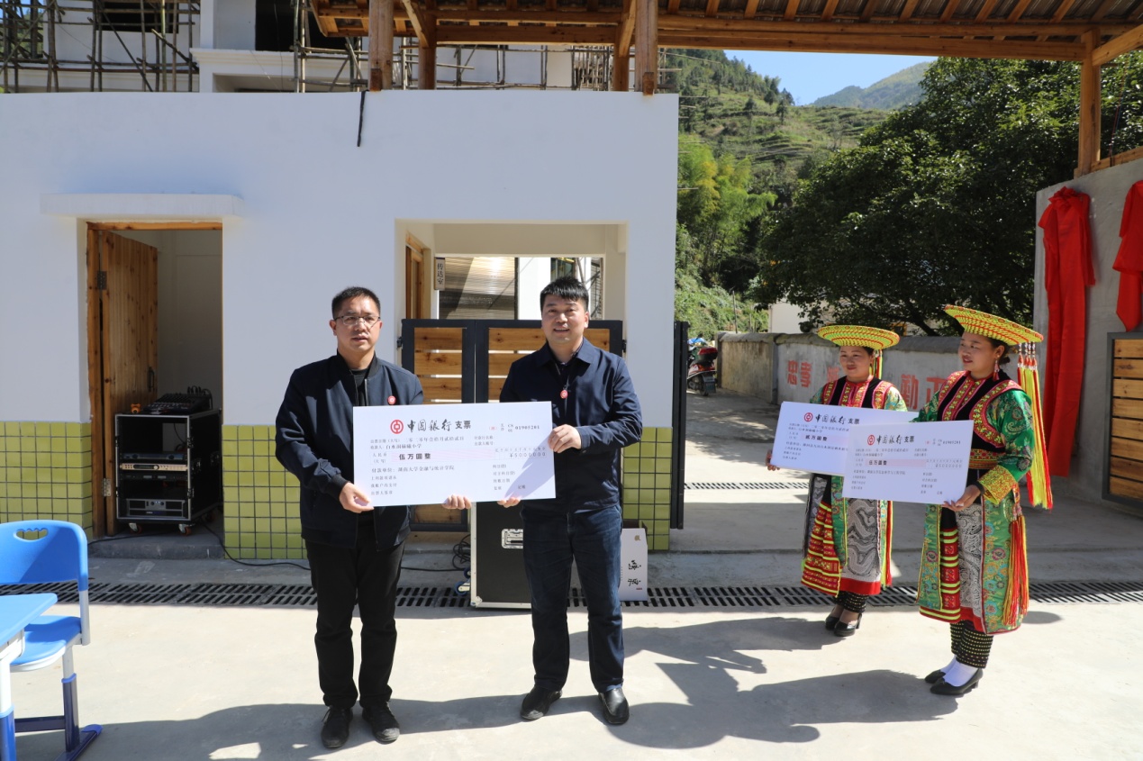 说明: E:\本人\照片\果冻传媒
照片\20201022白水洞\娟子助学.jpg